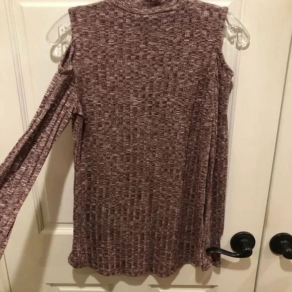 Small Massini Cold Shoulder Maroon Sweater. - Picture 4 of 5